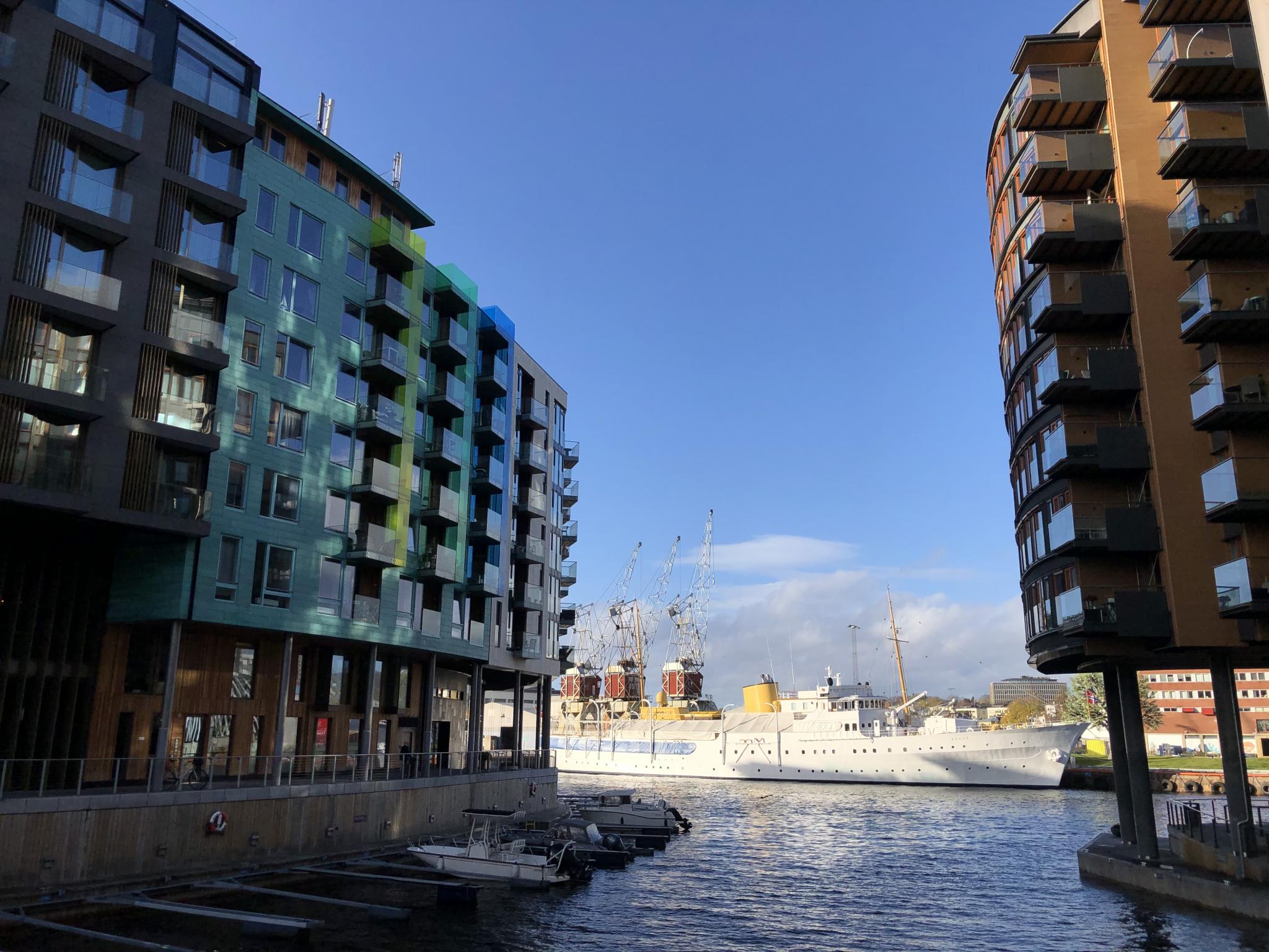 Kanalen med Kongeskipet oppankret utenfor leiligheten sett fra broen